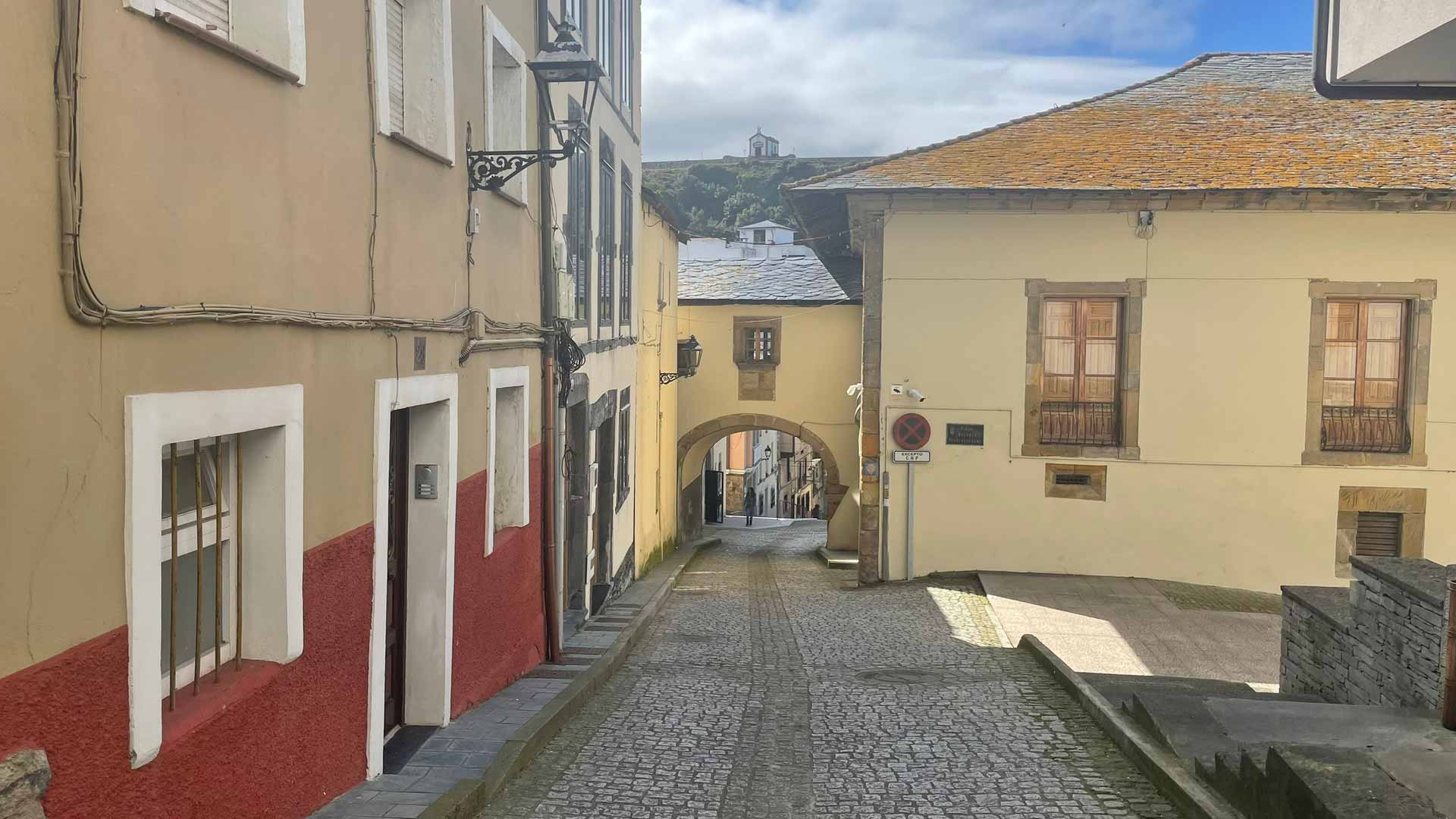 Caminon varrella kadun yli ulottuva rakennus